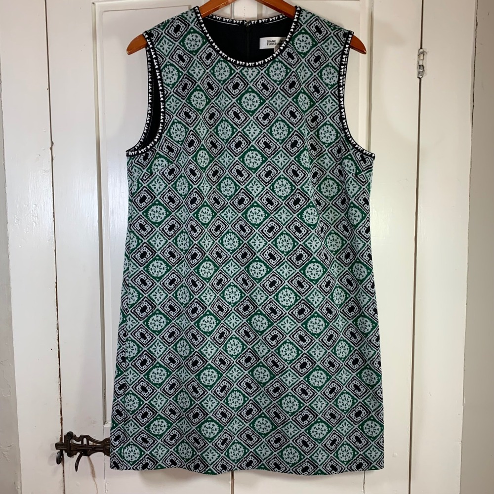 Diane von Furstenberg Green Geometric Medallion Shift Dress Large Sophisticated
